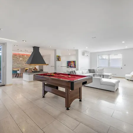 Aurion - Indoor Pool, Sauna , Jacuzzi & Fitness Apartment