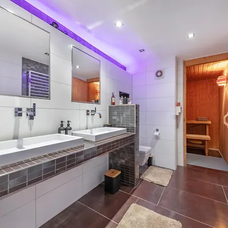 Aurion - Indoor Pool, Sauna , Jacuzzi & Fitness * Dusseldorf